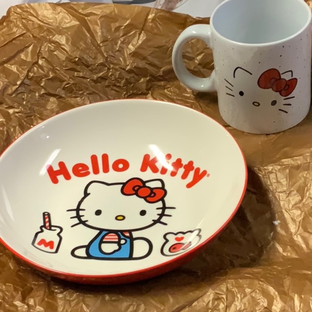 Hello Kitty, set a serving bowl and a coffee mug